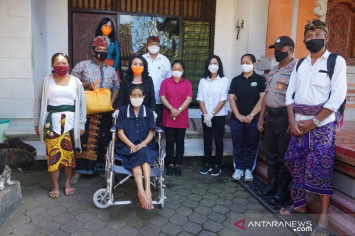K3S Denpasar serahkan kursi roda untuk penyandang disabilitas