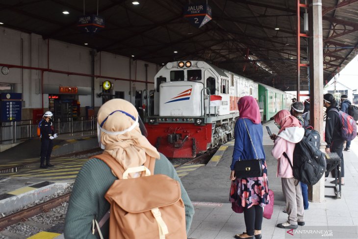 Jumlah penumpang kereta api melonjak