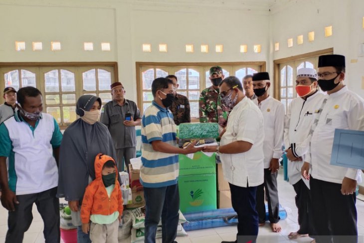 Pemilik rumah dan kebun di amuk gajah liar terima bantuan masa panik dari pemkab Aceh Jaya