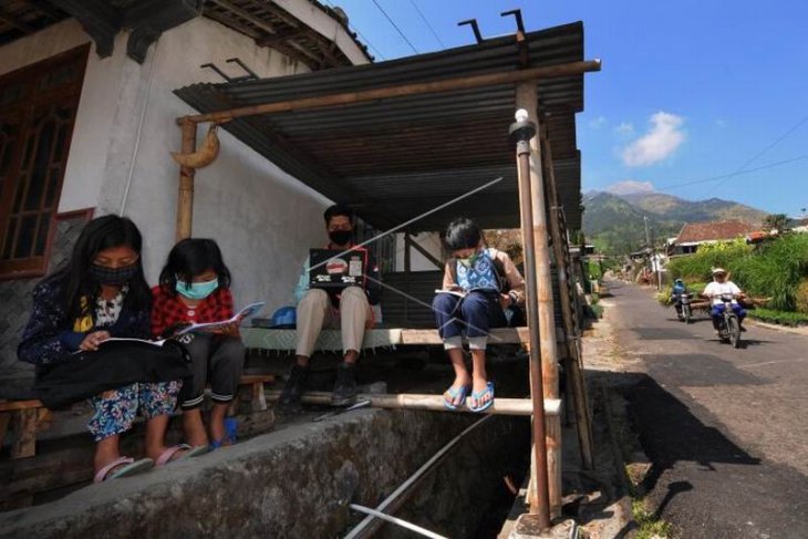 Jaringan XL Axiata di lereng Gunung Merapi