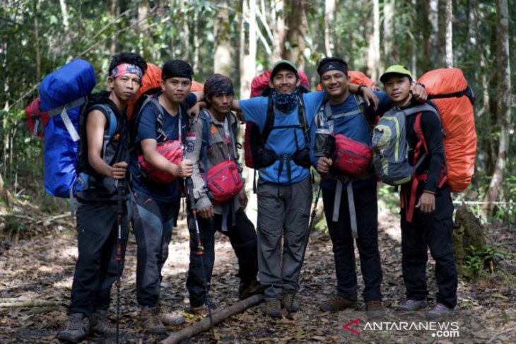 Sangatta Backpaker Gagas Kibarkan Bendera Merah Putih Di Gunung Beriun Antara News Kalimantan Timur