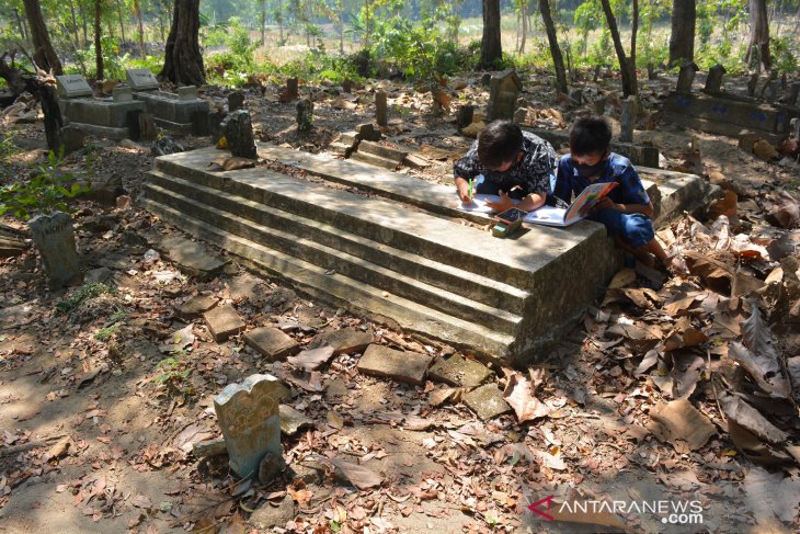 Pelajar Jombang Belajar di Makam