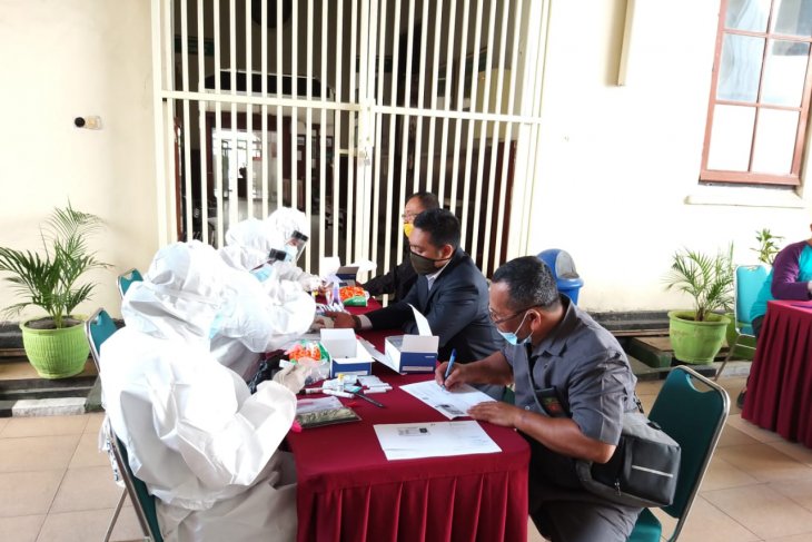 Satu hakim dan enam pegawai terpapar COVID-19 PN Surabaya ditutup dua pekan
