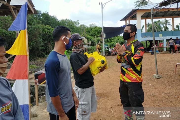 Polres Bangka Barat salurkan bantuan sembako kepada nelayan Pusuk