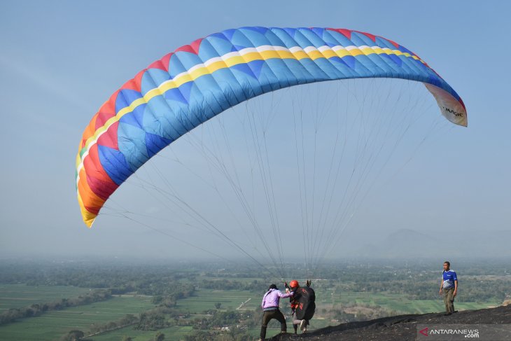 Latihan Paralayang di Ponorogo