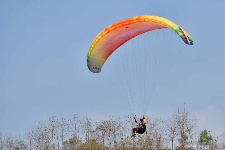 Latihan Paralayang di Ponorogo