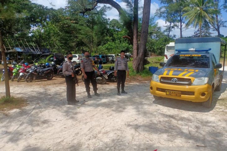 Polres Bangka Barat pantau penerapan protokol kesehatan objek wisata