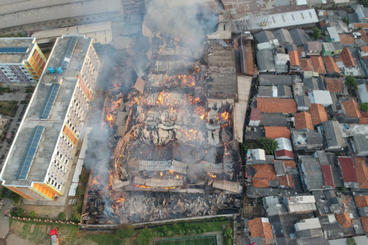 Pabrik mebel di Cakung terbakar
