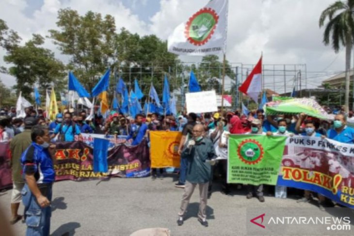 Ratusan pekerja gelar aksi penolakan RUU Omnibus law