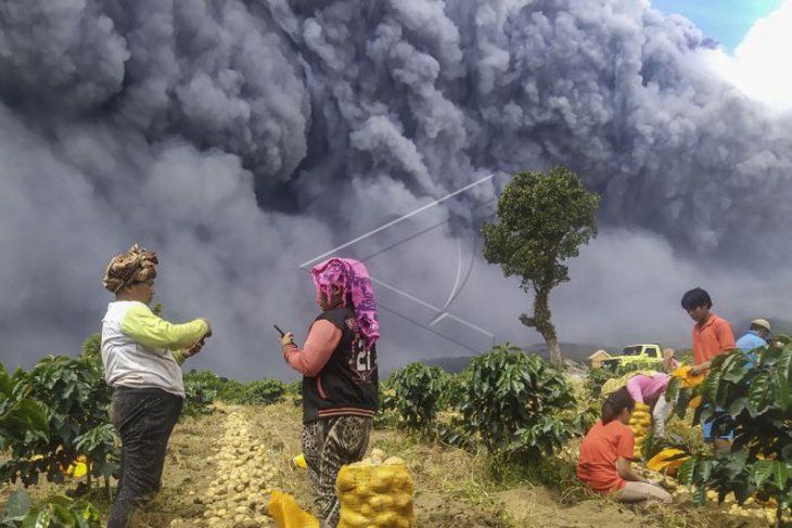 ERUPSI GUNUNG SINABUNG