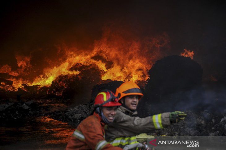 Kebakaran pabrik kapas di Bandung 
