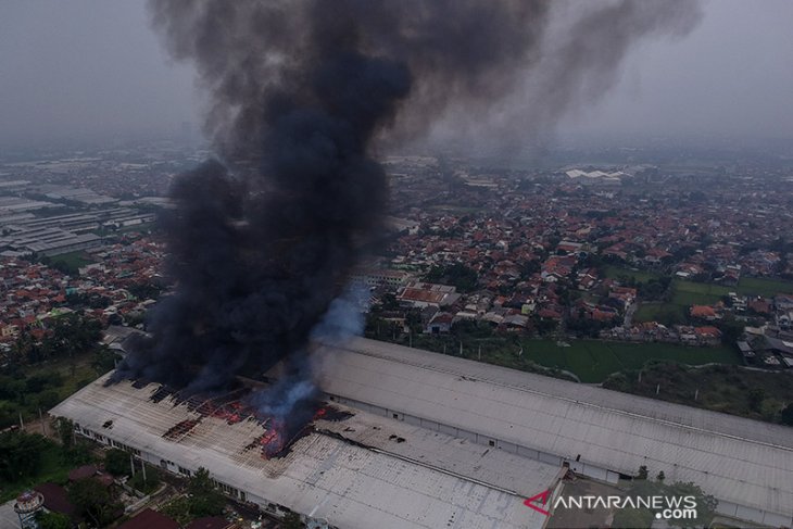 Kebakaran pabrik kapas di Bandung 