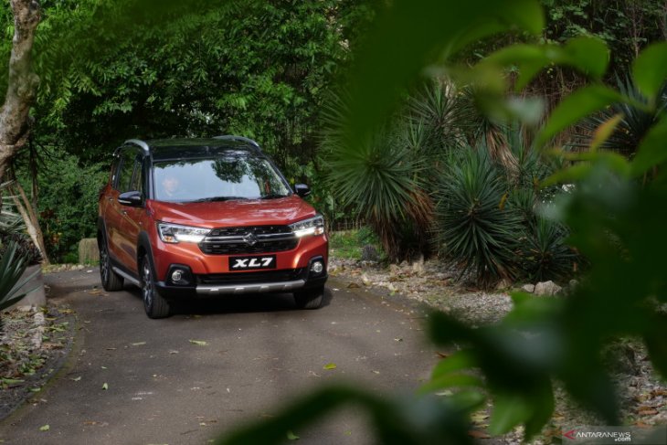 Suzuki XL7 bersama tipe dan warna favorit konsumen