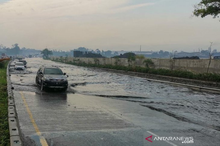 Tol Padaleunyi Bandung km 130 banjir, Jasa Marga alihkan arus kendaraan