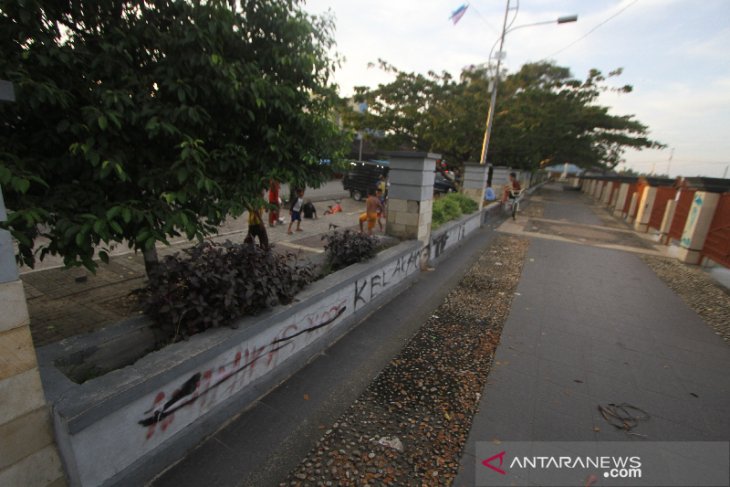 Dinding Wisata Siring Penuh Coretan