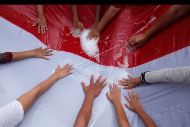 Aksi cuci Bendera Merah Putih