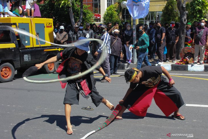 Unjuk rasa pekerja seni di Surabaya