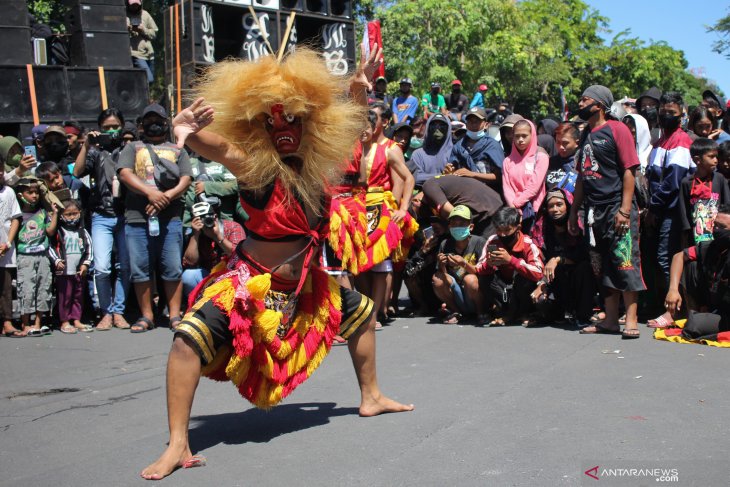 Unjuk rasa pekerja seni di Surabaya