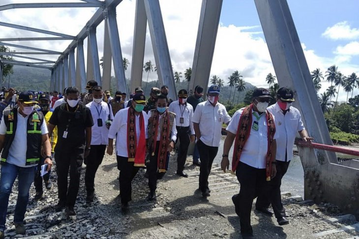 Gubernur Maluku Tinjau Pembangunan Jembatan Waikaka