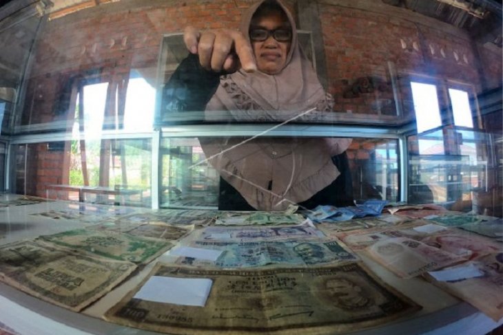 Koleksi uang kuno Museum Koleksi Iskandar Zakaria di Kota Sungai Penuh