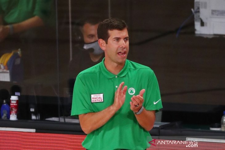 Boston Celtics perpanjang kontrak pelatih kepala Brad Stevens