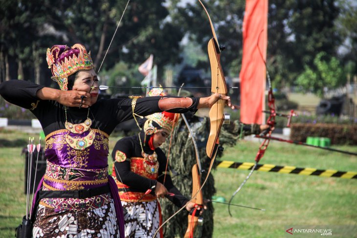 Olahraga panahan berkostum srikandi