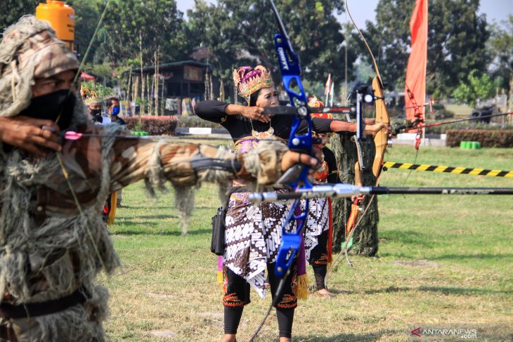 Olahraga panahan berkostum srikandi