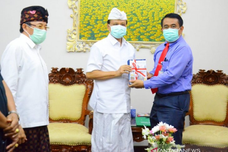 FK Unud beri kado Buku Pedoman Pencegahan COVID-19 untuk Hari Jadi Pemprov Bali