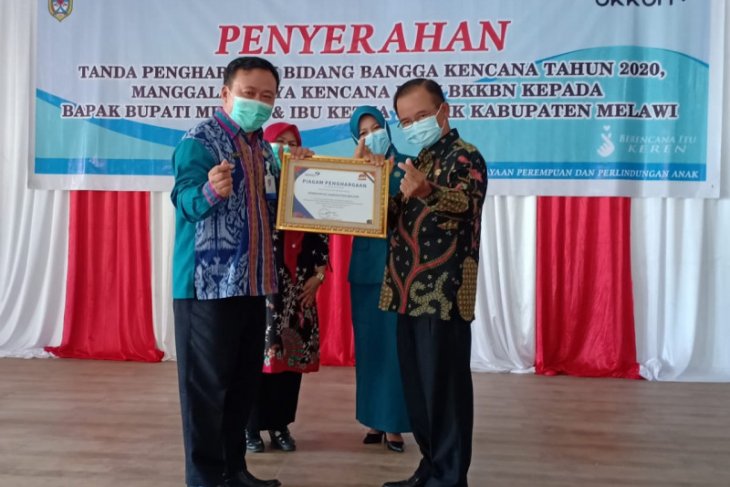 Bupati dan Ketua TP PKK Melawi dapat dua penghargaan dari BKKBN RI