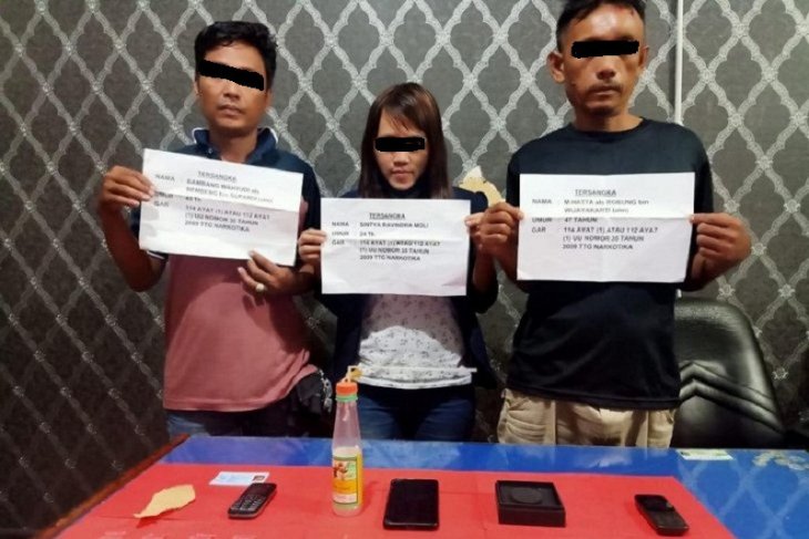 Seorang wanita muda terseret peredaran sabu-sabu, ditangkap setelah dua tersangka pria diringkus