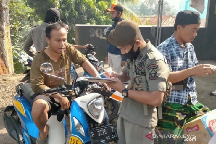Satpol PP Cianjur berikan sanksi seratusan orang tidak mengunakan masker