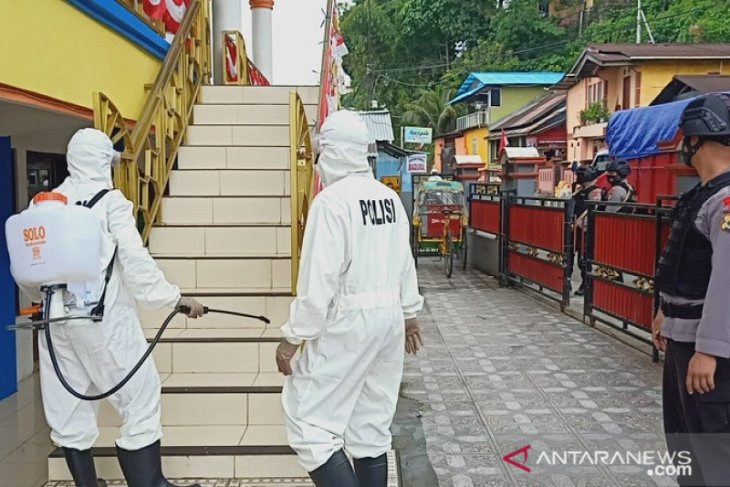 Brimob Polda Maluku semprotkan cairan disinfektan di masjid Al Musyafa