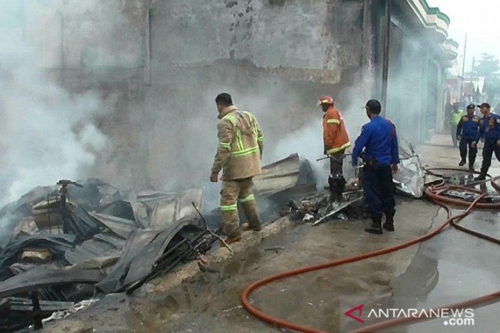 Kebakaran hangusksn gudang limbah di Bekasi berhasil dipadamkan kurang dari sejam