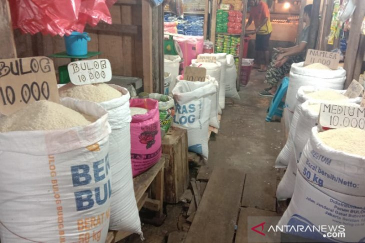 Harga berbagai merek beras antarpulau di Ambon normal
