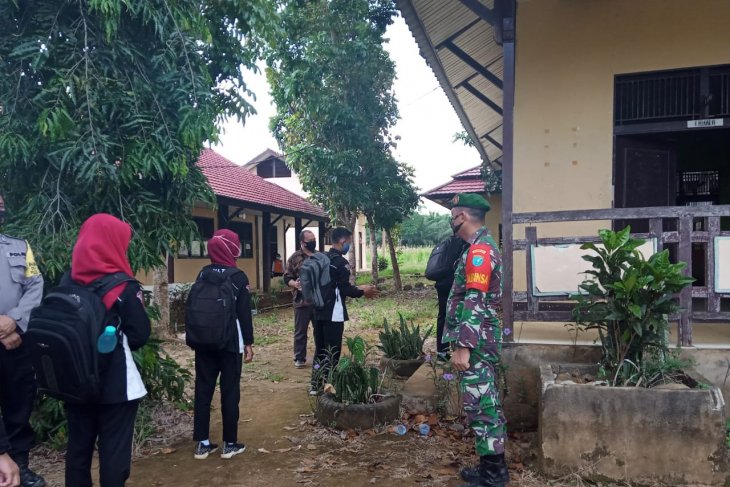 Koramil Sanggau Ledo ikut dampingi proses sekolah tatap muka di perbatasan