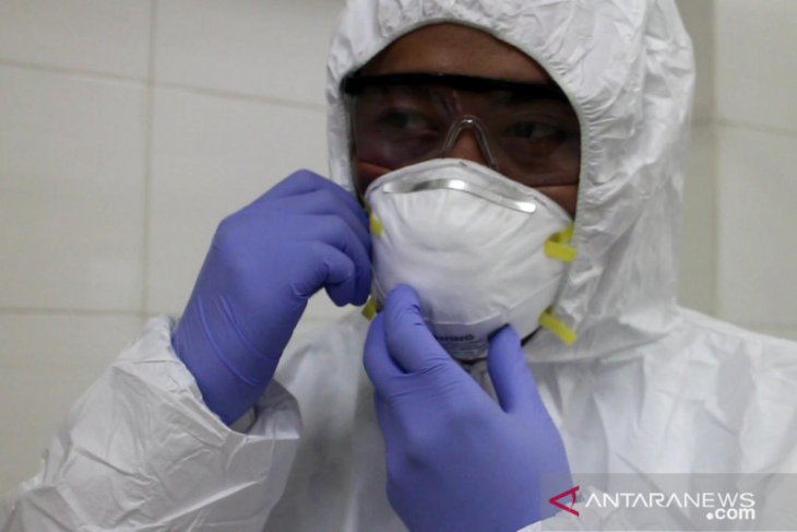 Singkawang salurkan 500 baju Hazmat dari Kadin Kalbar