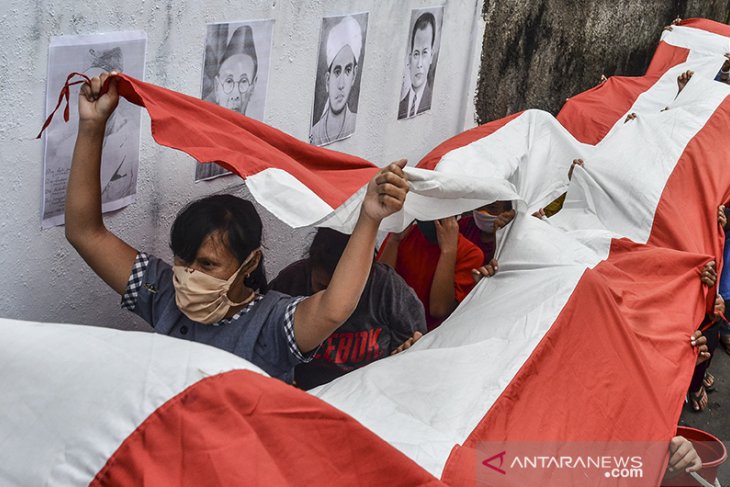 Tradisi mencuci bendera Merah Putih 