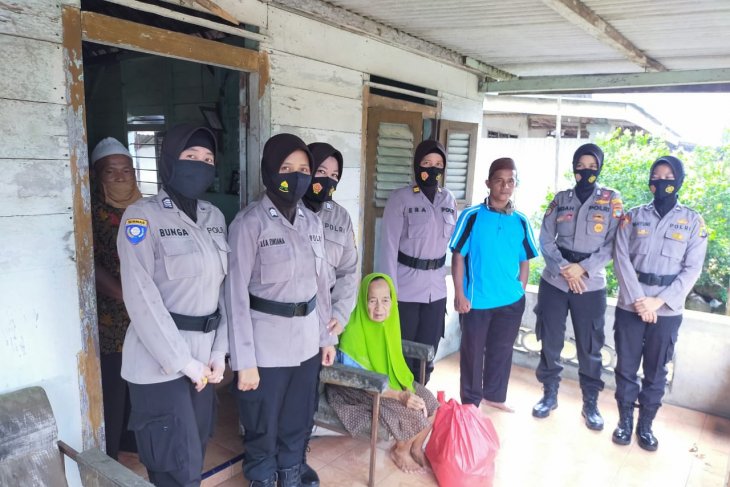 Polwan Polres Bangka bagikan puluhan paket sembako