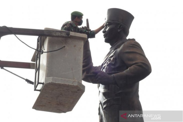 Prajurit TNI rawat patung Soekarno