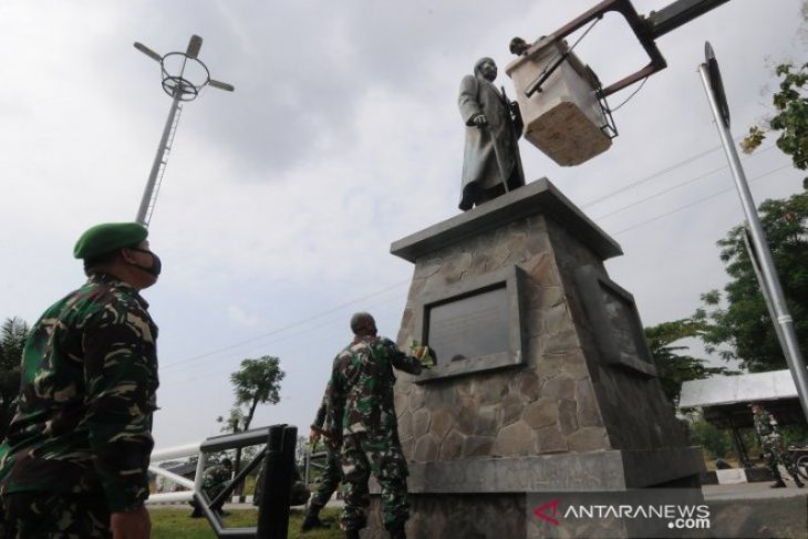 Prajurit TNI rawat patung Soekarno