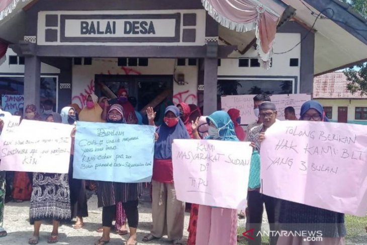 Tak pernah terima BLT, warga segel kantor desa