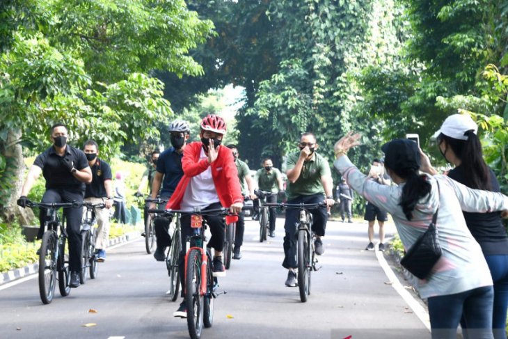 Presiden bersepeda sambil bagi-bagi masker di Kebun Raya Bogor