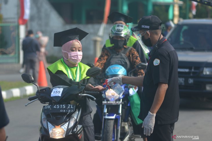 Wisuda secara drive thru IAIN Jember