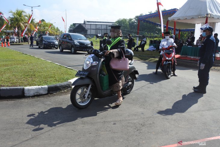 Wisuda secara drive thru IAIN Jember