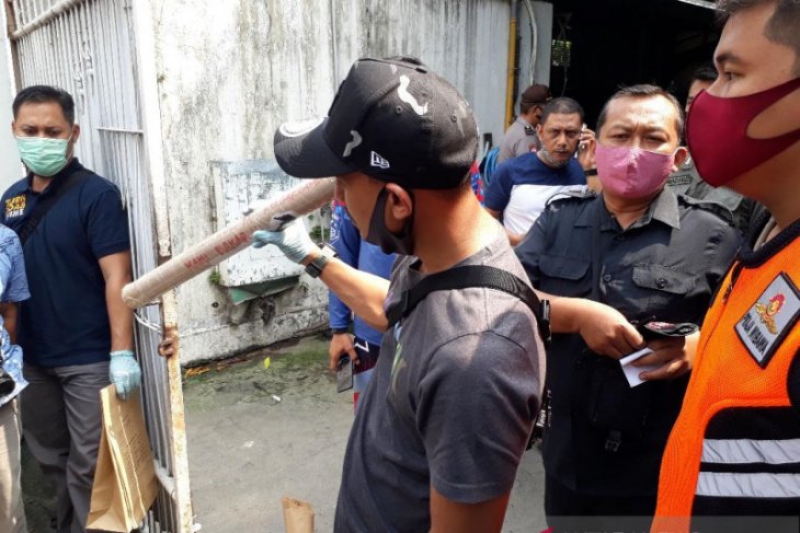 Teror di rumah Bupati Kediri: Kembang api ukuran besar dilempar di garasi mobil