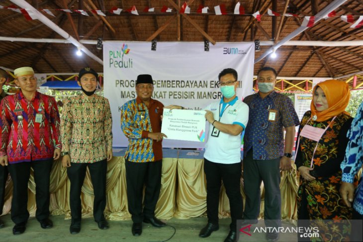 PLN Kalbar bantu Rp100 juta dorong ekonomi kawasan pesisir