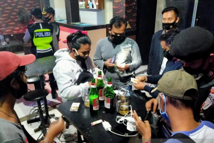 Ratusan miras diamankan polisi di tempat hiburan malam di Serang