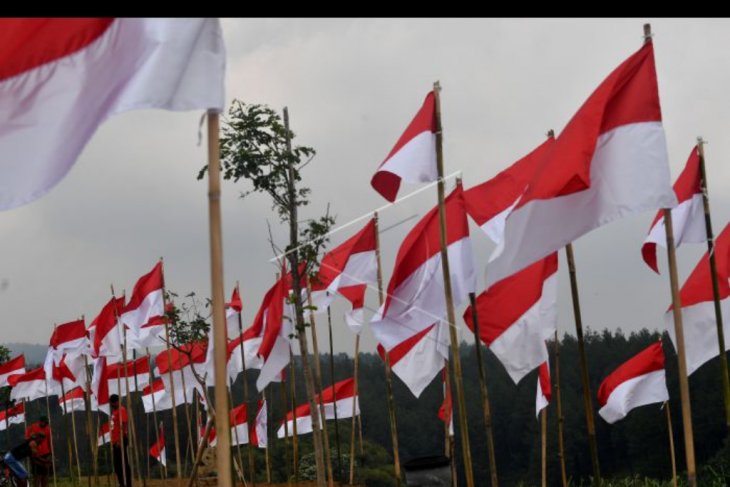 Pemasangan ribuan bendera di Trawas