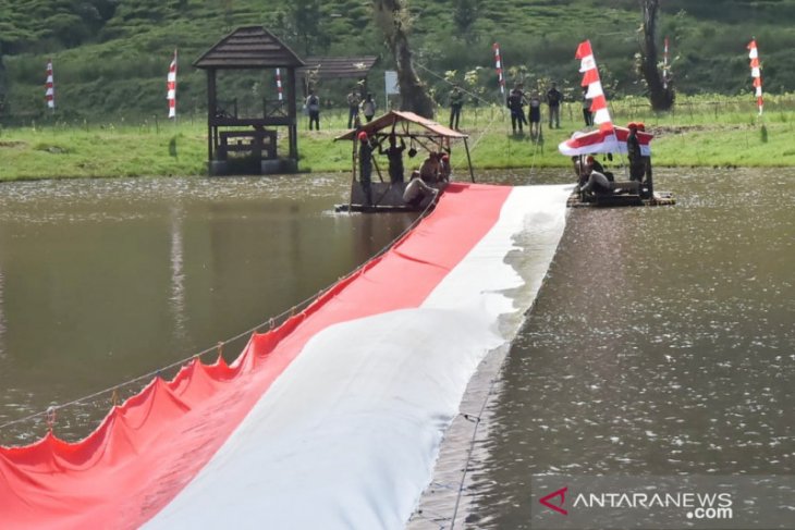 Kopassus bikin momen fenomenal, bentangkan kain merah putih raksasa di Telaga Saat Bogor