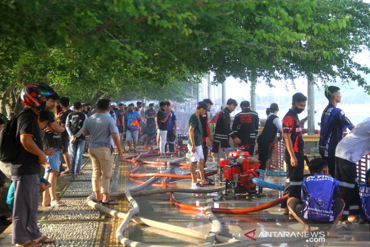 Aksi Relawan Pemadam Kebakaran Di Wisata Siring